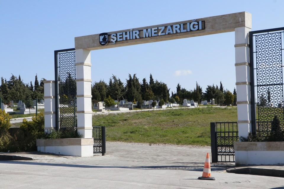 <p>Recep Yılmaz'ın torunu Ferdi Yılmaz ise, "Bir kişinin yanlış evrak vermesiyle olaylar bu kadar uzadı. Ben cenazemi 2-3 gün geç aldım. Olay bu bir kişinin hatası" diye konuştu.</p>