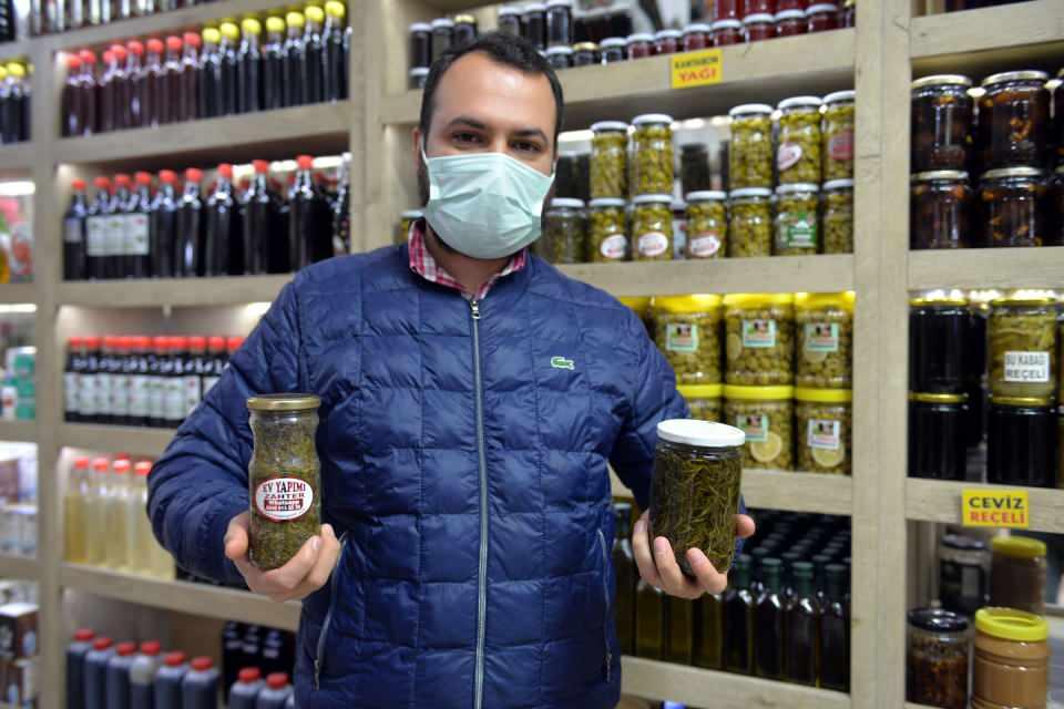 <div>Yemeklerde de tavukta, ette, kahvaltıda salatasını yapıp yiyoruz. İçecek olarak da tüketiliyor, soğuk algınlığına çok iyi geliyor, koronavirüse karşı bile iyi geldiğini söylüyorlar. Çay yerine biz sürekli zahteri kaynatıp içeriz” diye konuştu.</div>
<div> </div>
<div> </div>