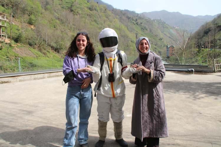 <p>Gençlerin videoları Baykar Savunma Teknik Müdürü Selçuk Bayraktar’ın da dikkatini çekti. Bayraktar, babaannesinin uzaya çıkamayan astronotu ‘Üzülme evladım seneye gidersin’ diye teselli ettiği videoyu, ‘O sene bu sene’ notuyla sosyal medyada paylaştı. </p>