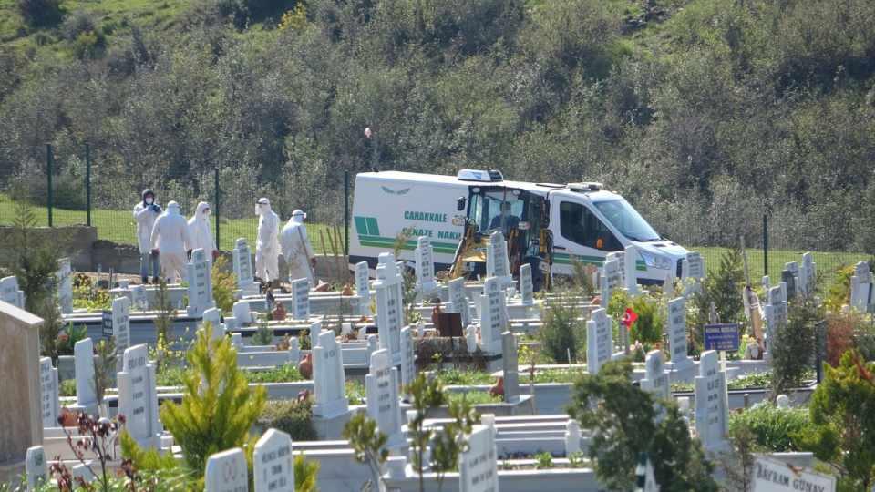 <p>Ardından da görevliler tarafından tabuta konulan Recep Yılmaz'ın cenazesi, yine Yeni Şehir Mezarlığı'nda hazırlanan mezara defnedildi.</p>
<p> </p>
