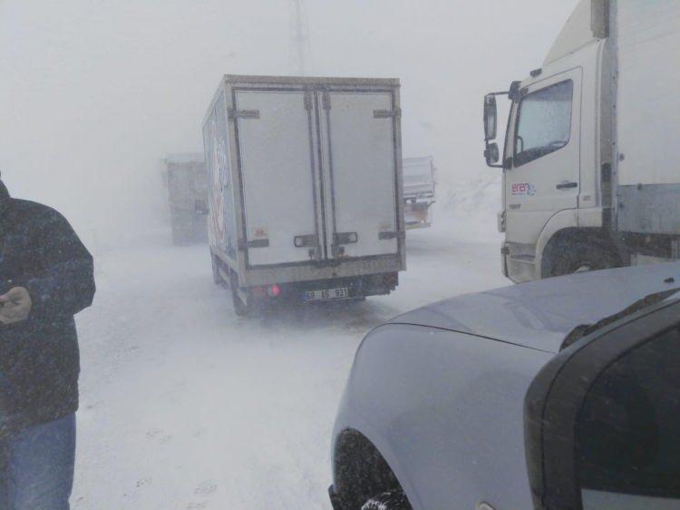 <p>Aksaray&rsquo;da Sabah saatlerinden itibaren etkisini arttırarak g&uuml;n boyu devam eden şiddetli r&uuml;zg&acirc;r ve tipi nedeniyle Ortak&ouml;y Aksaray karayolu ulaşıma kapandı. Ortak&ouml;y il&ccedil;esinden Aksaray&rsquo;a ikinci g&uuml;zerg&acirc;h olarak kullanılan Ekecik yolu da etkili kar yağışının ardından başlayan tipi nedeniyle ulaşıma kapandı.</p>
