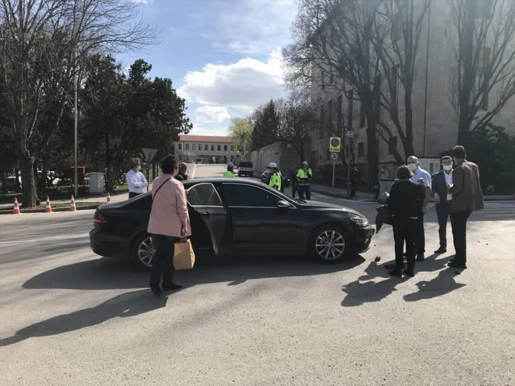 <p>İYİ Parti Ankara Milletvekili Durmuş Yılmaz ve eşi Duriye Yılmaz, TBMM yerleşkesindeki trafik kazasında yaralandı.</p>

<p> </p>

