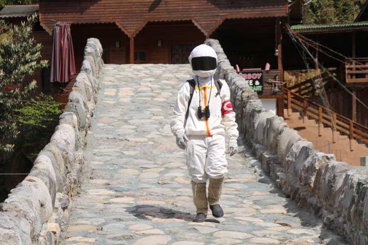 <p><strong>'ASTRONOTUMUZ SESSİZ KALMA HAKKINI KULLANIYOR'</strong></p>

<p>Ekipteki Seher Veziroğlu da, "Astronotumuz dünyaya bir dış göz olarak bakıyor. Yaşadığımız sıkıntıları görüyor ve bu duruma bir çare bulunmadığı için sessiz kalma hakkını kullanıyor. Şu an için kimseyle konuşmuyor. Çünkü insanlara dargın. Konuşmuyor oluşu bu olumsuzluklara gösterdiği bir tepkidir. Astronotunuza giydirdiğimiz kıl çorap, kara lastik ve arıcı kıyafetimizle birlikte babaannemizin tatlı şivesini ortak bir noktada buluşturduk. Bizim çok hoşumuza gitti ve bu fikri geliştirirken çok keyif aldık. Başlangıçta insanların ne tepki vereceklerini bilemedik fakat geri dönüşler hep olumlu yönde oldu" diye konuştu. </p>

<p> </p>
