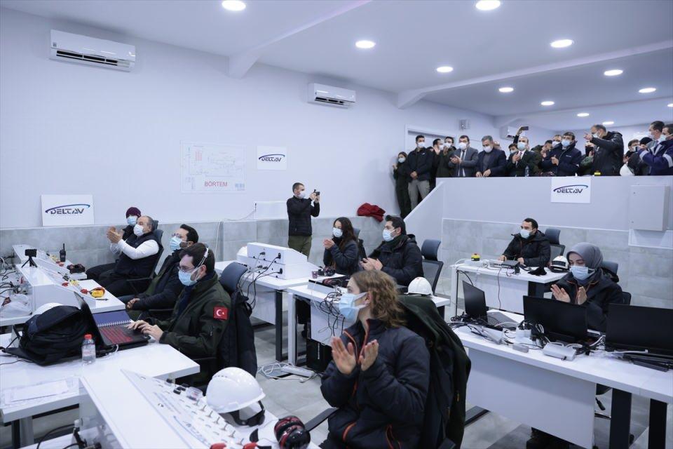 <p><strong>- "Adım adım aya gidiyoruz"</strong></p>
<p>Ateşlemelerin başarıyla tamamlandığına dikkati çeken Karabeyoğlu, şöyle devam etti:</p>
<p>"Her iki motor da beklediğimiz performansı tam manasıyla sağladı.</p>