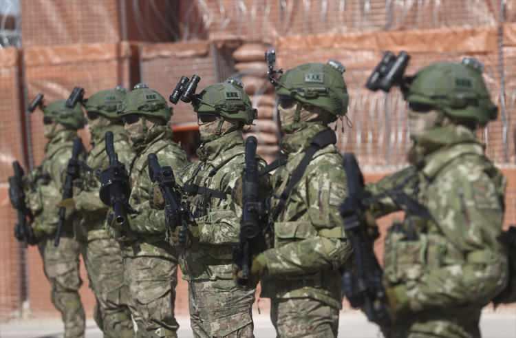 <p>MSB'deki birimlerce üretilen engel ve tahkimat malzemeleri ile balistik korumalı nöbet kulübe ve kulelerinin bulunduğu dış emniyet bölümünde, tehdit ve saldırılara karşı koruma sağlamak amacıyla içerisinde kum, moloz, çakıl ya da toprak doldurulabilen bariyerlerin yer aldığı "akordiyon engel sistemi" yer aldı.</p>
<p> </p>