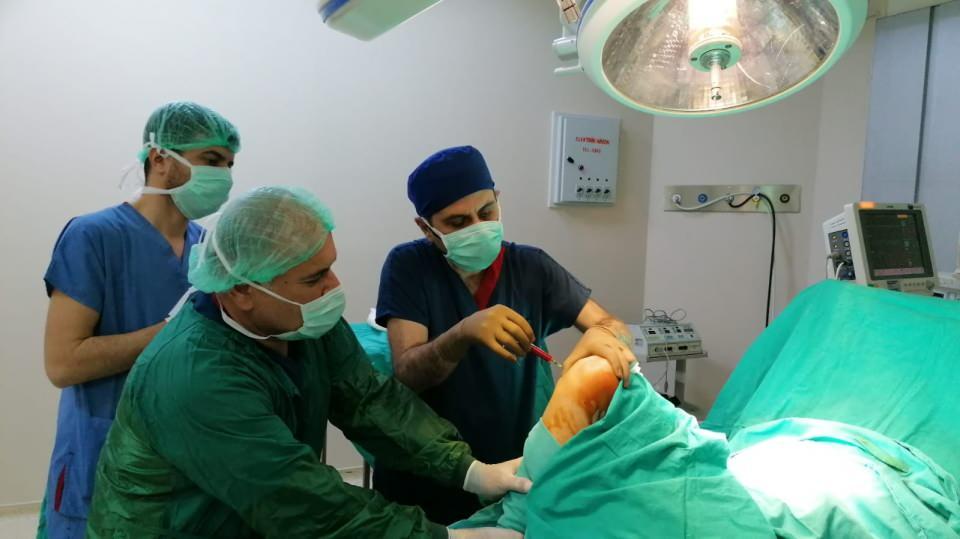 <p>O yüzden biz, o sürece gitmeden bu yöntemlerle hastayı ameliyattan kurtarmaya çalışıyoruz. Bu yöntemleri uygulamamızla beraber Türkiye'de daha önce Doğu ve Güneydoğu Anadolu bölgesinde hep alışkın olduğumuz tablo, hastalar daha ileri merkezler olarak batıda, Ankara'da, İstanbul'da, İzmir'de tedavi şanslarını ararken, şimdi tam tersi oldu. Ankara, İstanbul, İzmir, Edirne gibi Türkiye'nin batı illerinden bize tersine sağlık göçünün gerçekleştiğini görüyoruz" şeklinde konuştu.</p>
<p> </p>