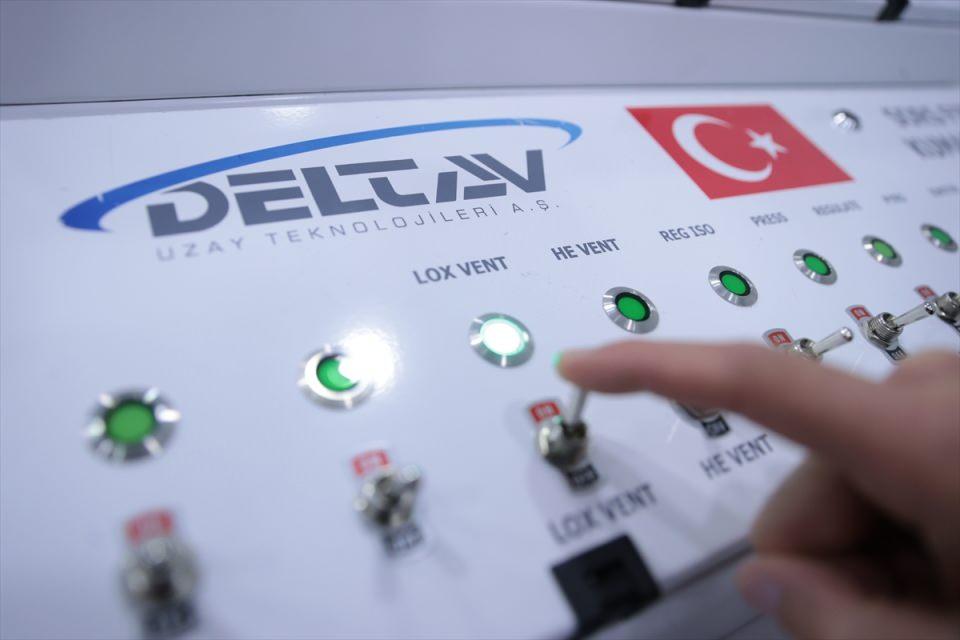 <p>- "Ay misyonunda kullanılması öngörülen hibrit motorun ilk denemeleri başarıyla yapıldı"</p>
<p>Bakan Varank ve beraberindeki heyet, ateşlemeler sonunda tekrar test sahasındaki sistemleri inceleyerek, testin sonuçları hakkında bilgi aldı.</p>
<p> </p>