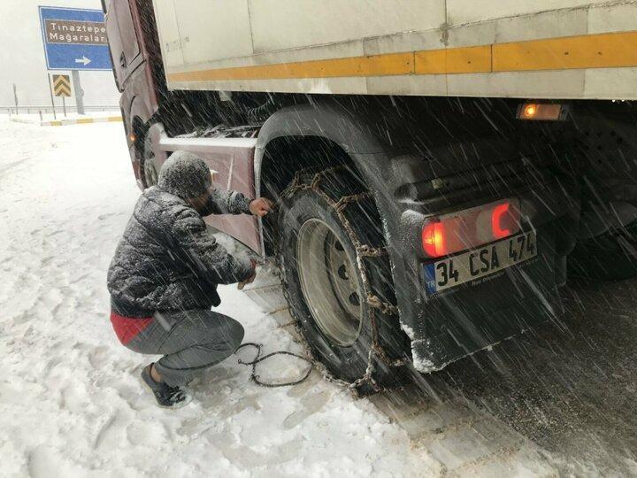 <p>Bin 825 metre rakımlı Alacebel’de kar ve tipi nedeni ile görüş mesafesinin sıfıra düştü.</p>
