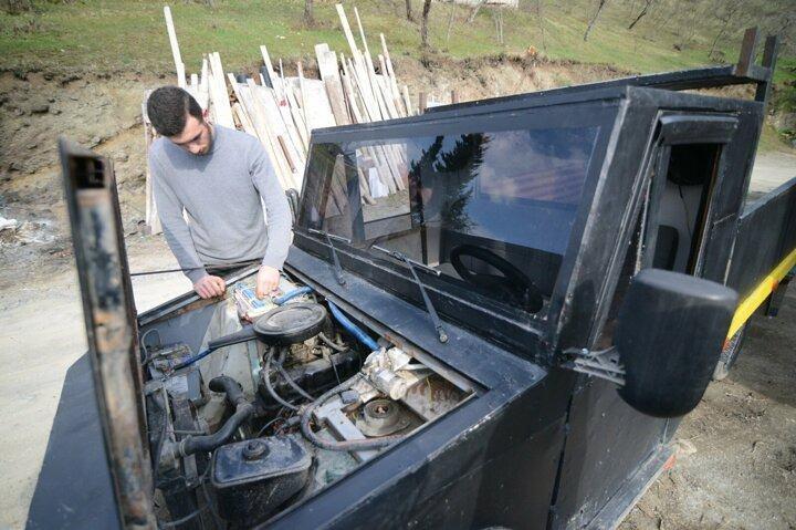 <p>Uzunlar, "Kardeşim 'bir araba yapalım' dedi; elimizde bir tane motor vardı, sonra bir şanzıman aldık. Şanzımanı aldıktan sonra başladık arabayı yapmaya, önce aracı ahşaptan yaptık. Köy şartlarına ahşap uygun olmadığı için aracın dış malzemesi bozulmaya başladı. Sonra da motorundan randıman alamamıştık...</p>
