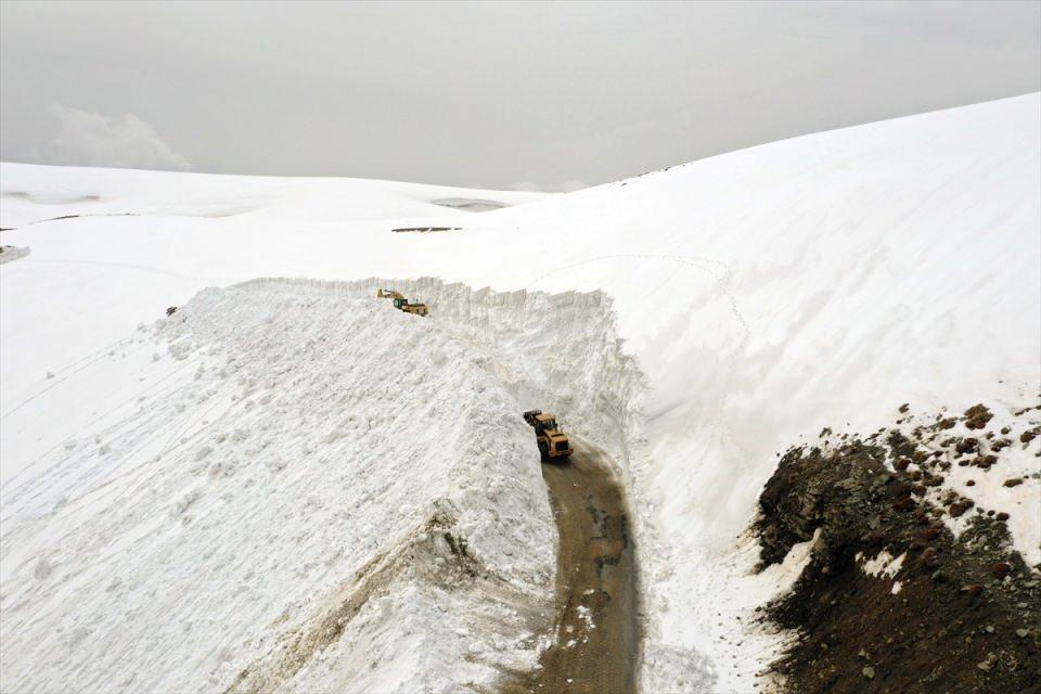 <p>Kışın &ccedil;etin ge&ccedil;tiği Muş'ta karla m&uuml;cadele ekipleri, yoğun kar ve tipi nedeniyle 4 aydan bu yana kapalı olan &Uuml;&ccedil;evler k&ouml;y yolunun a&ccedil;ılması i&ccedil;in ge&ccedil;en hafta &ccedil;alışma başlattı.</p>

<p>&nbsp;</p>
