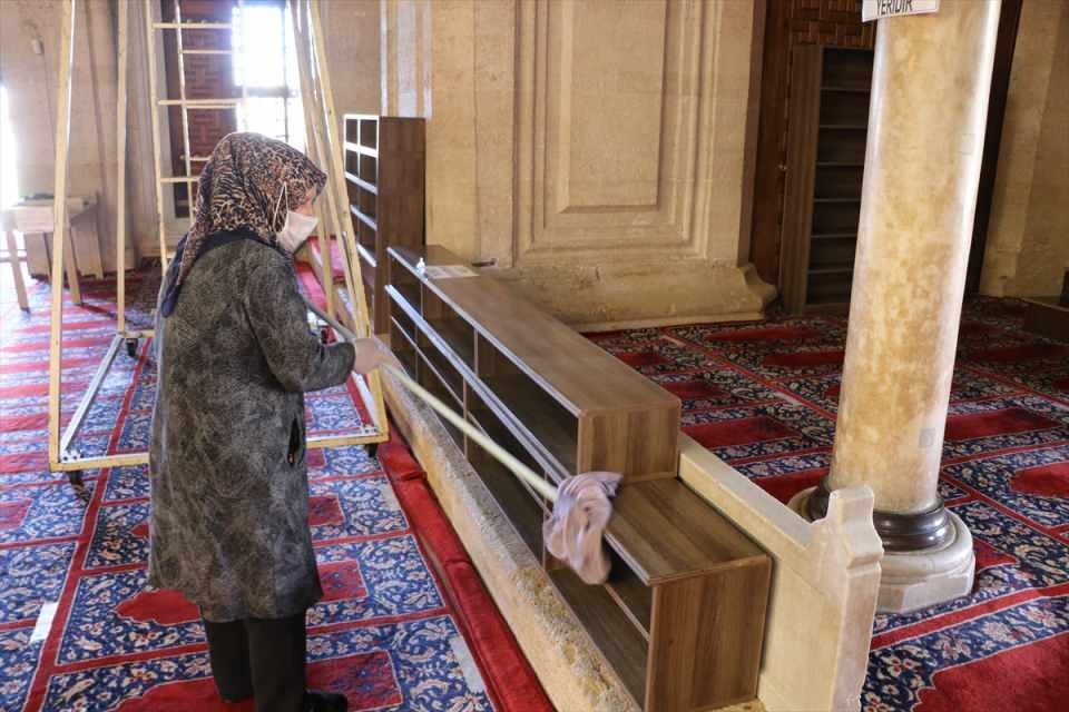 <p>Bir gazetecinin "Aşı orucu bozar mı?" sorusuna Bozkurt, "Aşı orucu bozmaz. Diyanet İşleri Başkanımız da açıklamasında bunu söyledi. Gerek koronavirüs aşısı gerekse diğer aşılarda iğne orucu bozmuyor." diye konuştu.</p>
<p> </p>
<p> </p>