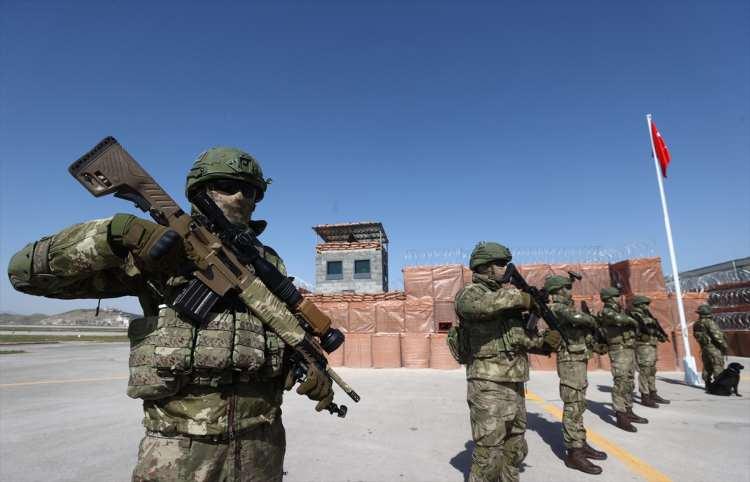 <p>Üs bölgesinin üçüncü bölümünde ise silah, mühimmat, teçhizat ve optik malzemeleri ile giysi, yiyecek ve yaşam malzemeleri sergilendi.</p>
