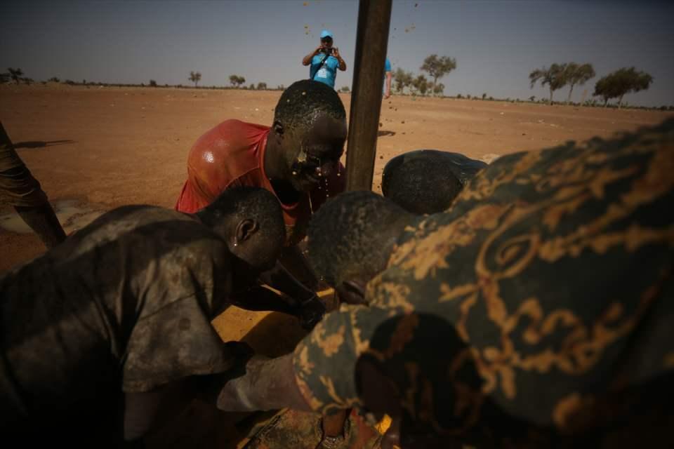 <p>Bu kapsamda başlatılan "Bir Damla Hayat Su Kuyusu ve Vakıf Çeşmesi" projesi kapsamında, bağışçıların desteğiyle Afrika kıtasının batısında 4 milyon nüfusun büyük çoğunluğu Müslüman olan ve çöl ikliminin hüküm sürdüğü Moritanya'da 1,5 yılda 30 su kuyusu açıldı.</p>

<p> </p>
