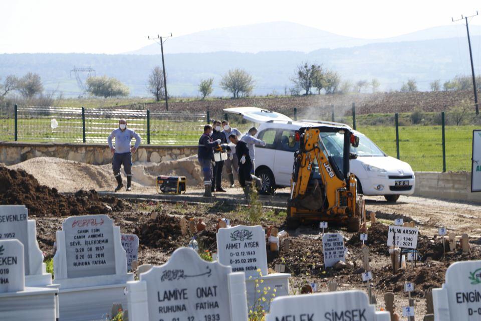 <p>Sorun çözüldü, bir sorun yok. Yılmaz ailesi de uzaktan akrabamız çıktı. Aile de hastalarını arıyormuş. İki gün boyunca Çanakkale'deki bütün hastaneleri aramışlar" dedi.</p>

<p> </p>
