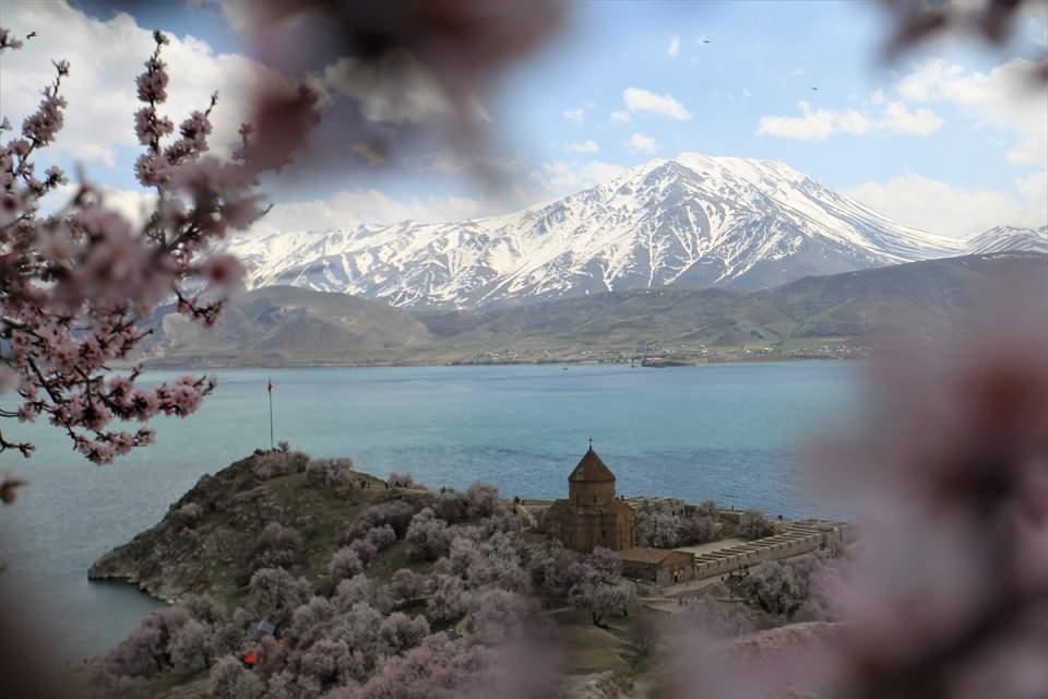 <p>Gevaş Belediye Başkanı Murat Sezer, Akdamar Adası'nın havaların ısınmasıyla ayrı bir güzelliğe büründüğünü söyledi.</p>

<p> </p>
