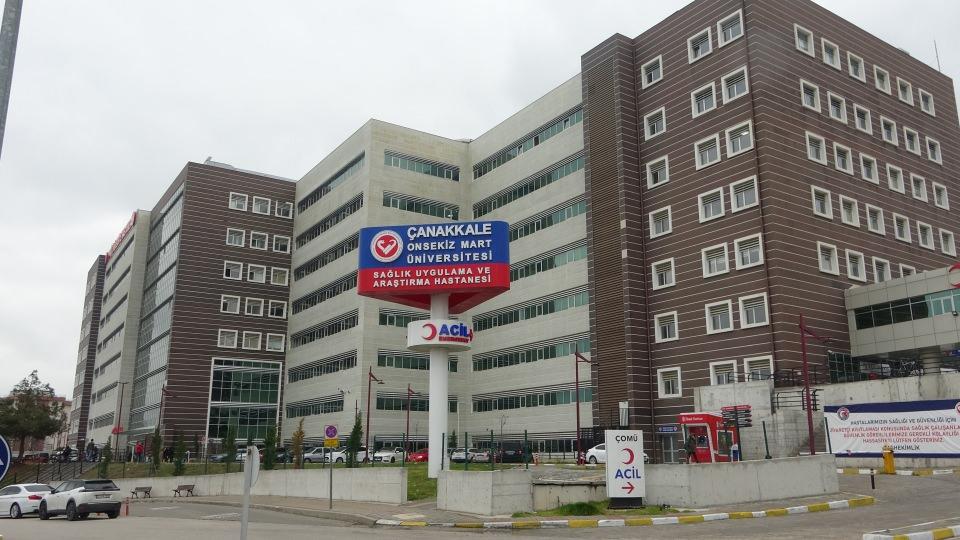 <p>Müşahede odasına aldılar 2-3 gün oralarda kaldı. Mehmet Akif Ersoy Devlet Hastanesi’nde bir yer açılınca bunlar babam Recep Çelik’in adına bir evrak düzenliyorlar, ama araca başka bir Recep’i bindiriyorlar ve Devlet Hastanesine getiriyorlar. Burada yoğun bakıma koyuyorlar, adamcağız da yoğun bakımda ölmüş. Bizi çağırdılar ‘Babanız öldü’ diye, elimize ölüm raporunu verdiler. Baktık Recep Çelik, T.C kimlik numarasına baktık o da aynı. Yalnız orada Covid-19’lu yazıyordu, biz ona itiraz ettik. Babam çünkü aşılarını olmuştu. Huzurevinde kaldığı için testini de yaptırmıştı. O da negatif çıkmıştı. Bu yüzden itiraz ettik, ama düzelttiremedik” dedi.</p>