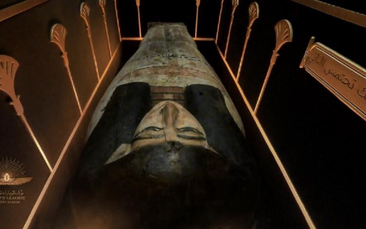 <p>Yoğun güvenlik önlemlerinin alındığı milyonlarca dolarlık kortejle mumyalar, Kahire'den 5 km uzaktaki yeni Mısır Medeniyeti Ulusal Müzesi'ne devlet töreniyle götürüldü.</p>
