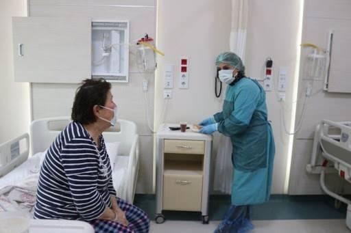<p><strong>SOLUNUM SORUNLARI</strong></p>
<p>Corona virüs akciğerlere saldırdığı için, hastaların solunum sorunları yaşama olasılığı oldukça yüksek. Ancak çoğu hasta iyileştikten sonra bile nefes almada güçlük çektiği şikayetiyle doktorların kapısını çalıyor.</p>