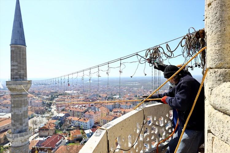 <p>Vakıflar Genel M&uuml;d&uuml;rl&uuml;ğ&uuml;, selatin camilere mahya asma geleneğini bu yıl da s&uuml;rd&uuml;rd&uuml;.</p>

<p>&nbsp;</p>
