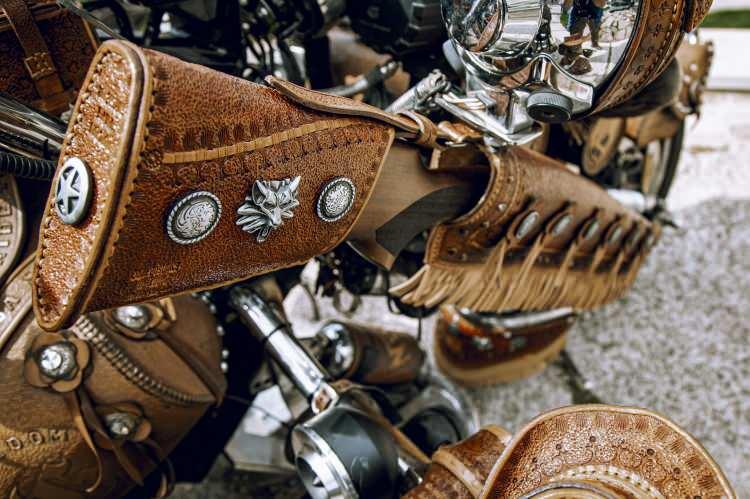 <p>Kişiye özel deri tasarımı işiyle uğraşan 56 yaşındaki Erkan Bostancı, iş aşkıyla motosiklet aşkını birleştirince görenleri kendisine hayran bırakan bir motosikleti ortaya çıkardı</p>
