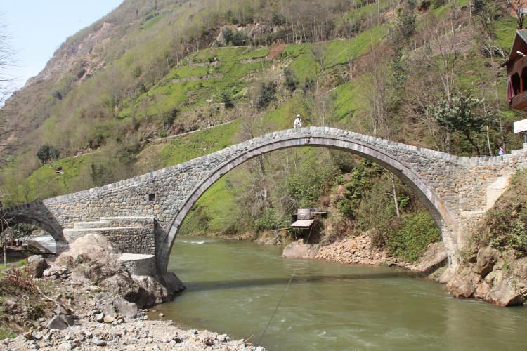 <p><strong>TELESKOP YOK, DÜRBÜN VAR</strong></p>
<p>Rizeli 4 genç, Çamlıhemşin ilçesi Fırtına Vadisi’nde çekimlerini sürdürüyor. Uzay kıyafeti ile kemer köprülerde yürüyen, Fırtına deresi kenarında vakit geçiren astronot, teleskop olmayınca küçük bir dürbünle uzayı gözlemeye çalışıyor. Kıl çoraplı, motosiklet kasklı astronota çevredekiler de ilgi gösteriyor.</p>
<p> </p>