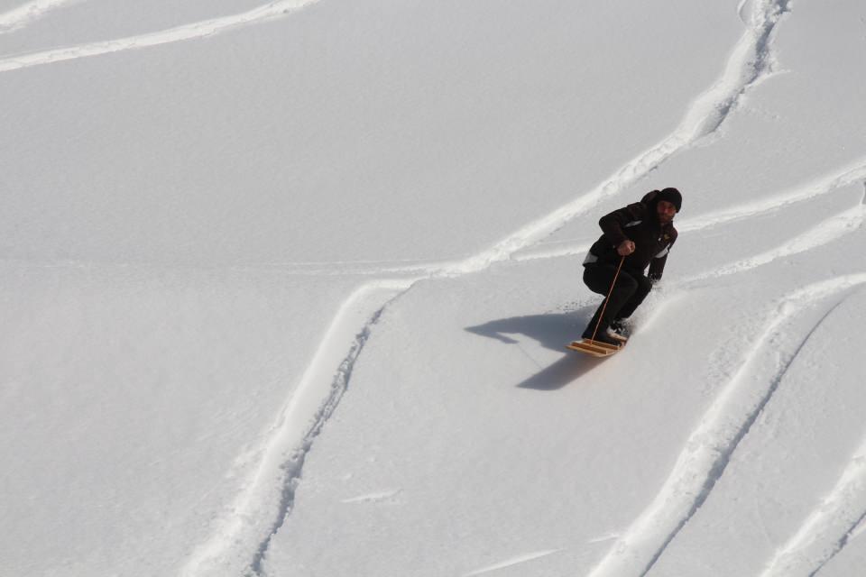 <p>Yıllardır devam eden geleneği yaşatan ve dik yamaçlarda saatte 80 kilometreyi aşan hıza ulaşan tahtalarla kayan köylüler, kısıtlama günlerinde gelen bahar mevsiminde hala karla kaplı doğal pistlerde kayak yapmanın heyecanı yaşıyor.</p>

<p> </p>
