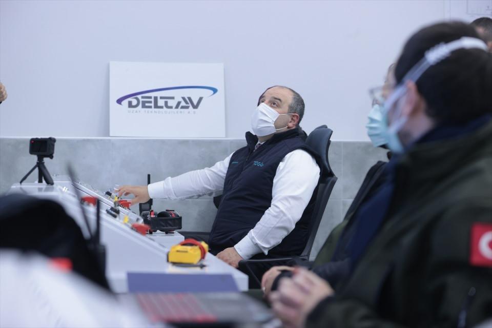 <p>Delta V Genel Müdürü Karabeyoğlu ise çok önemli iki roket ateşlemesi gerçekleştirdiklerini belirterek, "Bir tanesi Sinop'tan fırlatılacak Sonda roketinin motorunun yerde statik ateşlemesiydi. Bu sıvı oksijen kullanan bir motor ve dünyada örneklerinin en büyüğü ve en iyi performanslı olanı. </p>
