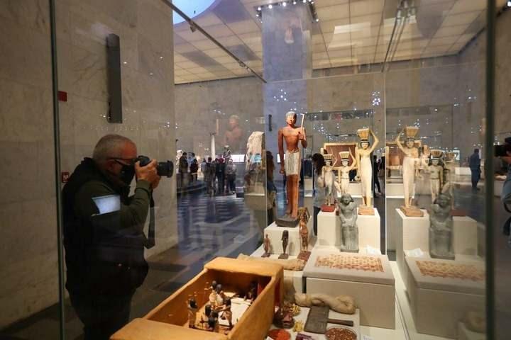 <p>Mısır, Cumartesi günü 18 kral ve 4 kraliçeden oluşan 22 firavun mumyasını, "Firavunların Altın Geçidi" olarak adlandırılan titizlikle planlanmış bir törenle Kahire şehir merkezinde bulunan Tahrir Meydanı'ndaki Mısır Müzesi'nden yeni müzeye taşıdı.<br />
 </p>

<p> </p>

