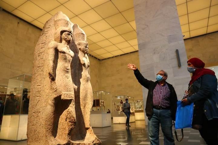 <p>Mısır'ın başkenti Kahire'deki Mısır Medeniyeti Ulusal Müzesi'nde sergilenen taş heykelleri seyreden ziyaretçiler..</p>
