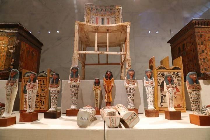 <p>Mısır'ın başkenti Kahire'deki Mısır Medeniyeti Ulusal Müzesi'nin ana salonunda sergilenen 1.500 eserden bazıları</p>
