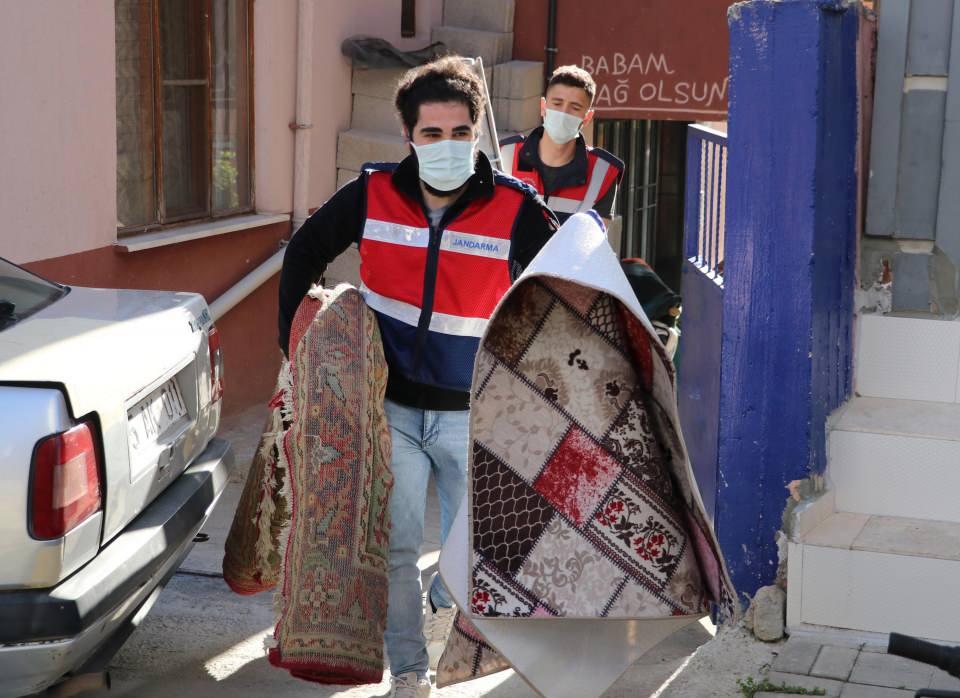 <p><strong>MAĞDURLAR ÇALINAN EŞYALARINI TUTANAKLA JANDARMADAN TESLİM ALDI</strong></p>
<p>Şüpheli Hilmi K.'nın evinde ele geçirilen çalıntı eşyalar iki kamyonetle Honaz İlçe Jandarma Komutanlığına getirildi. </p>