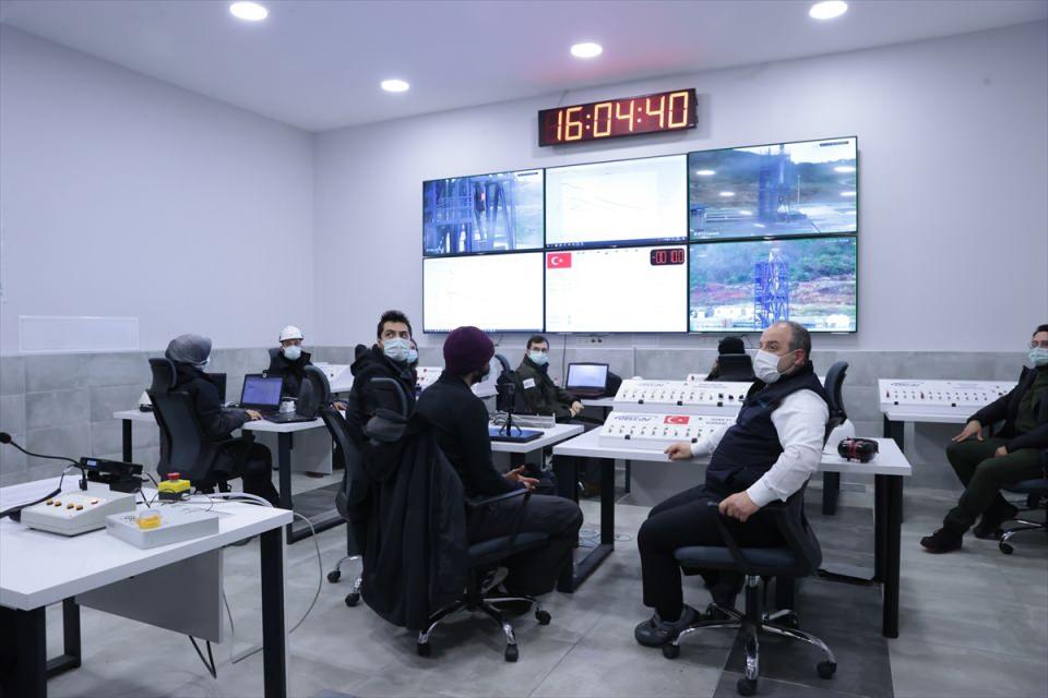 <p>- "Roket motorunun bir örneği mayıs ayında Sinop'tan fırlatılacak"</p>
<p>Çok değerli gençlerin Türkiye'nin geleceğine yatırım yapmak ve teknolojiyi geliştirmek için büyük bir gayret gösterdiklerini vurgulayan Bakan Varank, "Roket motorunun bir örneği mayıs ayında Sinop'tan fırlatılacak. </p>