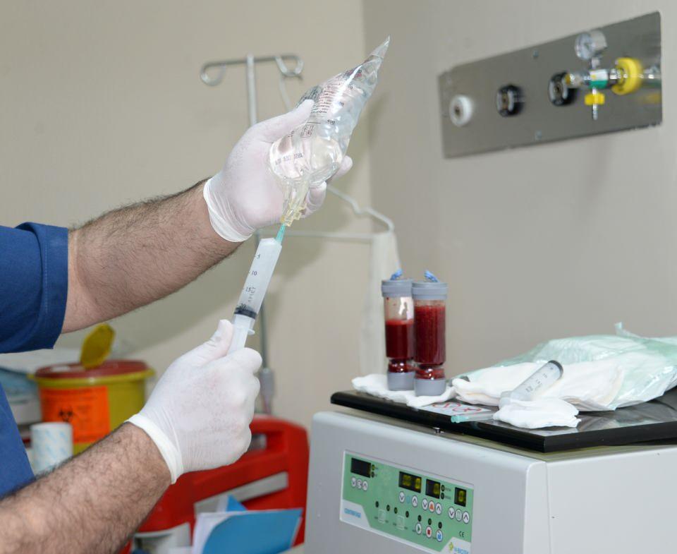 <p>Beklediğimiz şey şu, bu hücreler orada yıpranmış olan, ki hastamızda kireçlenmenin başlangıcı var, ciddi kıkırdak kaybı daha bu genç yaşında başlamış, bunun hemen önlemini almak. </p>
