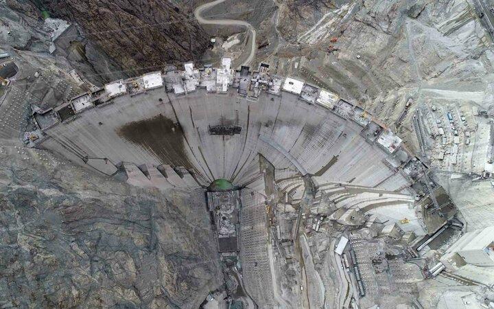 <p>T&uuml;rkiye sınırları i&ccedil;inde 410 kilometrelik uzunluğa sahip Kuzeydoğu Anadolu'nun en b&uuml;y&uuml;k nehirlerinden &Ccedil;oruh Nehri &uuml;zerinde yapımına devam edilen Yusufeli Barajı ve HES projesinin inşaatı s&uuml;r&uuml;yor.</p>
