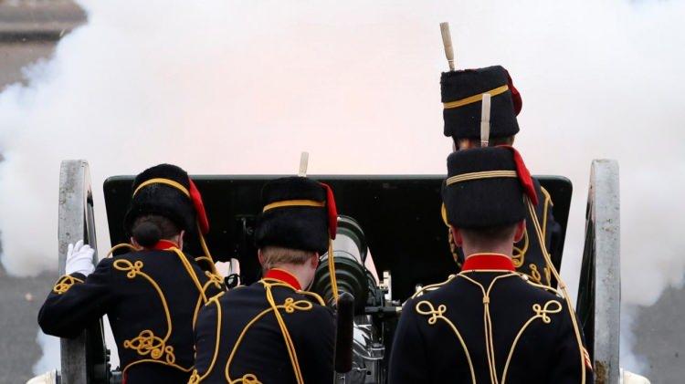 <p>Kraliyet görevlerinden ayrılarak eşiyle birlikte Amerika Birleşik Devletleri’ne yerleşen Prens Harry`nin cenaze törenine katılması bekleniyor.</p>
<p> </p>
