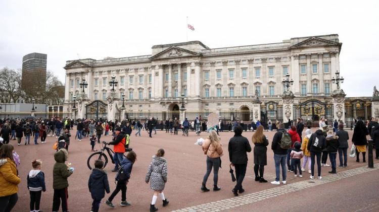 <p>İngilizler, salgın önlemleri ve uyarılara rağmen Buckingham Sarayı'na akın ediyor.</p>
