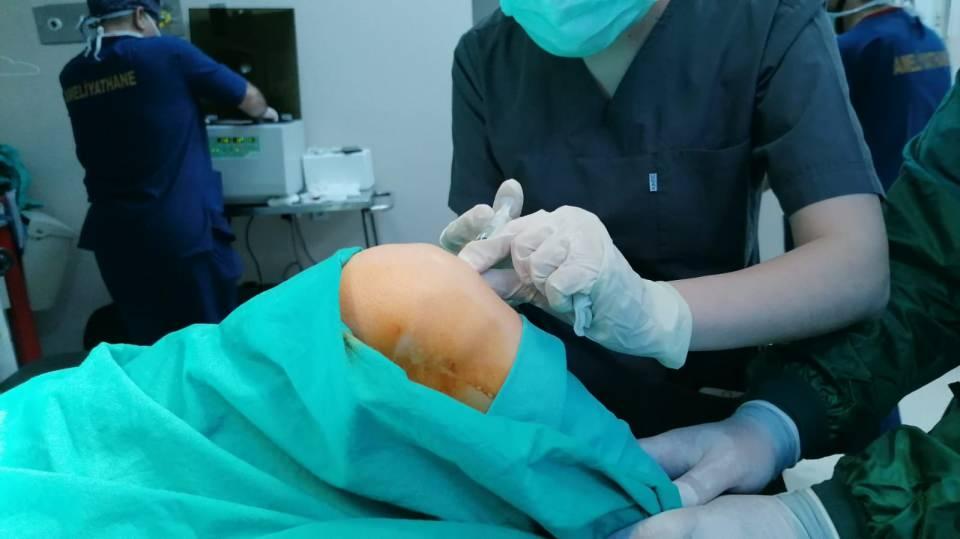 <p><strong>'HASTALARI AMELİYAT OLMAKTAN KURTARIYORUZ'</strong></p>

<p>Ameliyatla bazı hastalarda başarı elde edilmediği için kök hücre tedavisiyle hastaları ameliyat sürecinden kurtardıklarını aktaran Prof. Dr. Karaman, bu yöntemleri uygulamaya başlamalarıyla beraber Türkiye'nin özellikle batı bölgelerinden birçok hasta kabul ettiklerini ve tersine bir göçün yaşandığını belirterek, "Eğer hastalar protez ameliyatına gidecek olursa, ameliyatlar her zaman başarılı olamıyor, tabi başarılı olduğu zaman çok güzel bir şey, hastalar dertlerinden kurtulmuş oluyorlar, ama küçük bir gurup var ki bu hastalar ameliyattan başarılı olamıyorlar. Ameliyatta başarılı olamadıkları zaman onların normal anatomik yapıları değişmiş olduğundan dolayı artık onların toparlanma şansı olmayabiliyor. </p>
