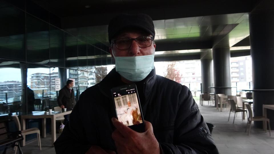 <p><strong>“Hasta doğru, uygulanan tedavi doğru, ama evrak yanlış”</strong><br />
<br />
ÇOMÜ Sağlık, Uygulama ve Araştırma Hastanesi Başhekimi Prof. Dr. Muammer Karaayvaz, "Covid-19 hastası Recep Yılmaz'ın Devlet Hastanesi yoğun bakım servisine sevk edilmesi gerekiyordu. Boş yer olduğu için bu hastayı Mehmet Akif Ersoy Çanakkale Devlet Hastanesi'ne sevk etmeye karar verdik. Doğru hasta gidiyor, doğru tedavi uygulanıyor. Ama yanlış evrak gidiyor. Yanlışlık da buradan kaynaklanıyor. Tabii hastalarda o kadar benzerlik var ki, ikisi de ameliyatlı, ikisinin de kafasında kocaman ben var" dedi.<br />
<br />
Olayla ilgili soruşturma sürüyor.</p>
