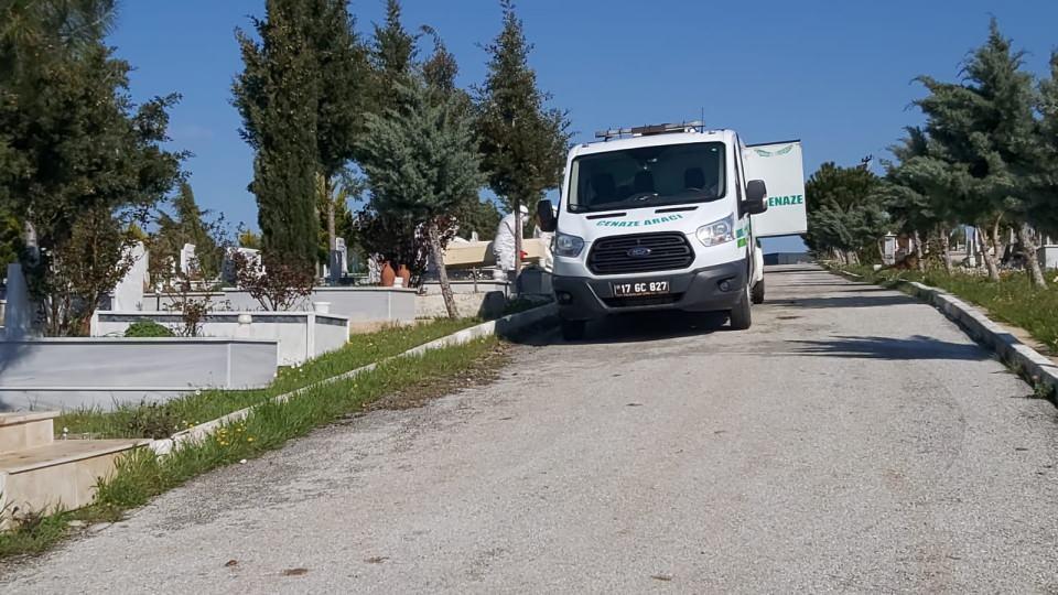 <p><strong>UZAKTAN AKRABA ÇIKTILAR</strong></p>

<p>Babasının öldüğü haberiyle önce üzülen, ardından da hayatta olduğunu öğrenince sevinç yaşayan Hilmi Çelik, Recep Yılmaz'ın cenazesinin başka bir mezara defni gerçekleşirken gazetecilere yaptığı açıklamada, "Cenaze mezardan çıkarıldı. O aile cenazesini teşhis etti. </p>
