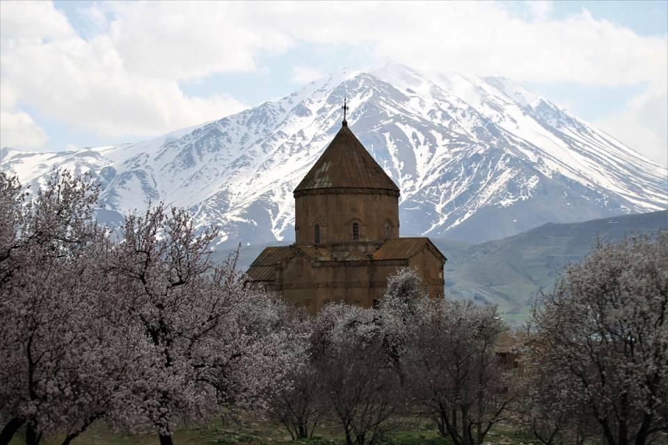 <p>Ziyaretçiler ise Akdamar Adası'nın en güzel dönemlerinden birine tanıklık ettiklerini, eşsiz görüntünün tadını çıkardıklarını ifade etti.</p>
