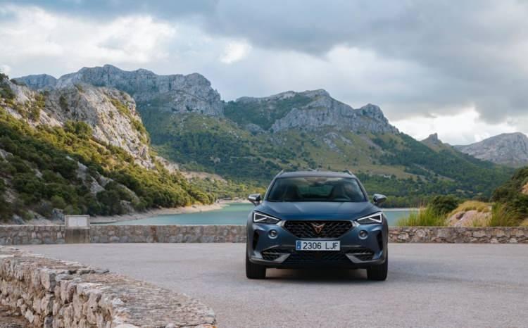 <p>CUPRA Formentor'da Mat Petrol Mavi ve Mat Magnetic Gri gibi özel renk seçeneklerinin de bulunduğu geniş bir renk yelpazesi kullanılıyor. Renk yelpazesi üç farklı metalik renk (Urban Gümüş Gri, Midnight Siyah ve Magnetic Gri), üç özel metalik renk (Graphene Gri, Kamuflaj Yeşil ve Desire Kırmızı) ve opak Beyaz ile tamamlanıyor.  </p>
