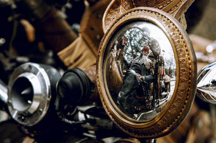 <p>Deri tasarımcısı Erkan Bostancı oluşturduğu ilginç tasarımlı motosikletiyle görenleri kendisine hayran bırakıyor.</p>
