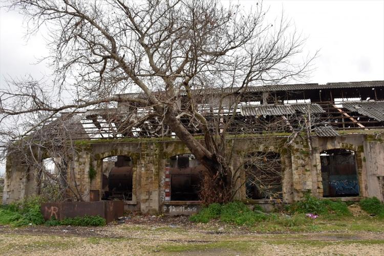 <p>Lübnan'da ilk toplu ulaşım projesinin 1892'de inşasına başlanan Beyrut Tramvayı olduğunu anlatan Farac, "Beyrut Tramvay güzergahında hastaneler, üniversiteler ve şehirler inşa edildi." ifadelerini kullandı.</p>

<p> </p>
