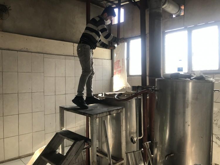 <p>Yalnız başıma gidersem günde 15 kilogram ancak topluyorum. Ailemle gelirsem günde 30 kilo falan toplayabiliyorum. Haftalık 200-300 kilogram topluyorum. Bir haftalık topladığımda haftalık olarak yağını çıkarıyorum. Oldukça zahmetlidir” dedi.<br />
<br />
</p>