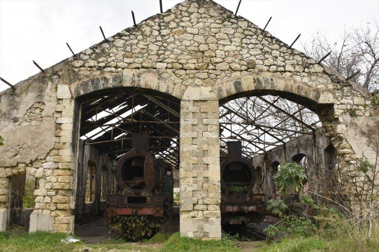 <p>Ülkenin kuzeyinden güneyine ve Beyrut'tan doğuya uzanan 400 kilometreden fazla uzunluktaki demir yolları ağı, 125 yıl aradan sonra yeniden eski günlerine dönmek için atılacak kararlı adımları bekliyor.</p>

<p> </p>
