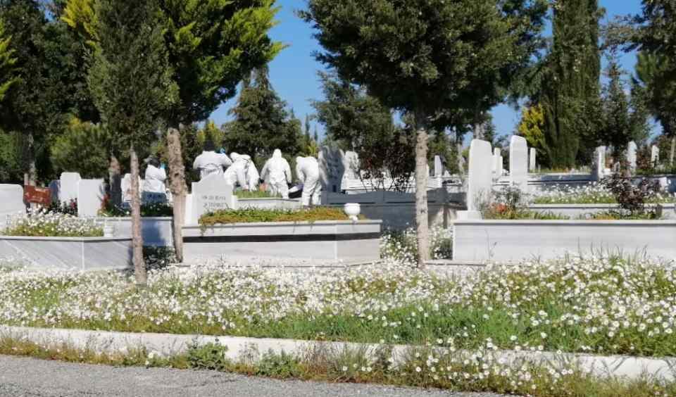 <p>Üniversite hastanesi yetkilileri, Recep Çelik'in oğlu Hilmi Çelik'i telefonla arayıp, babasının hayatta olduğunu söyleyince, yapılan hata ortaya çıktı.</p>
<p> </p>