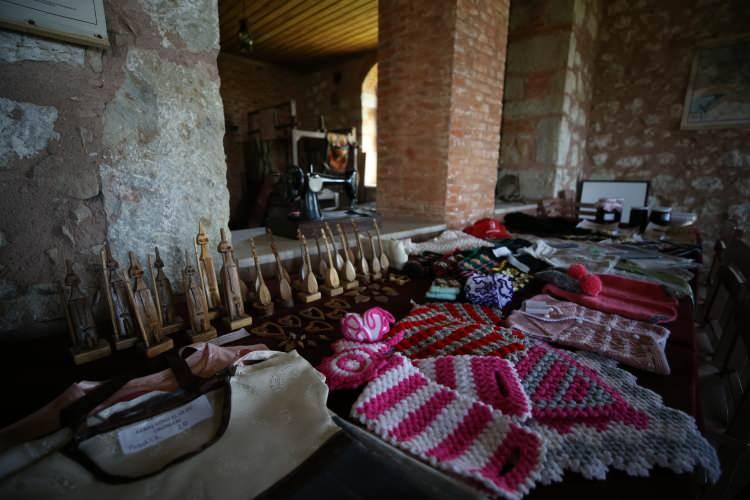 <p>Akbaş Köyü Yardımlaşma ve Güzelleştirme Derneği Başkan Yardımcısı ve okulun öğrencilerinden Ömer Lütfü Yıldız, AA muhabirine, kendisinin de bu okuldan mezun olduğunu söyledi.</p>
