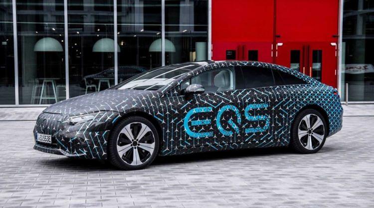 <p>Dünyada büyük yankınuyandıran Mercedes-Benz ilk elektrikli sedanını tanıtmaya hazırlanıyor. EQS'in tanıtılmasına kısa süre kala aracın teknik detayları paylaşıldı.</p>
