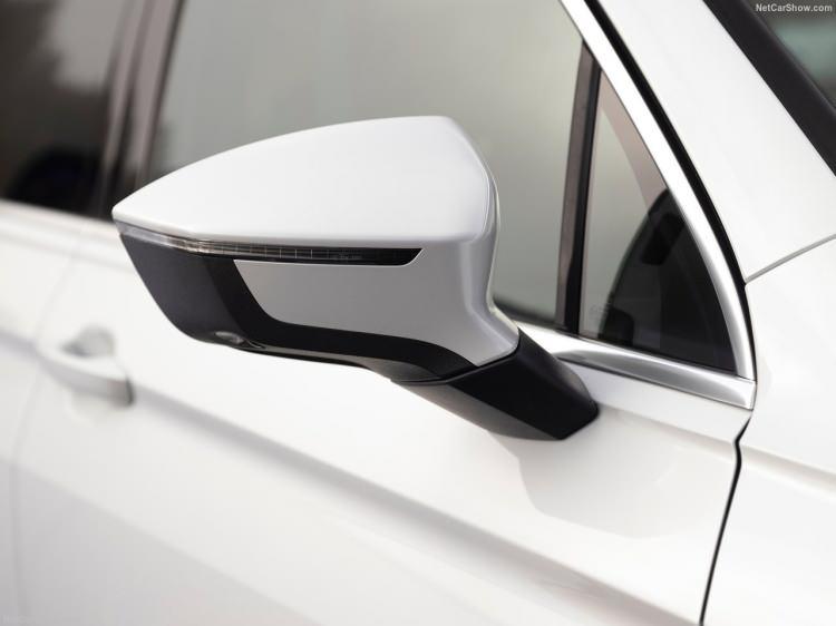 <p>Otomobilin ön ızgarası SEAT’ın yeni tasarım diliyle şekillendirilmiş. Çarpıcı Full LED mercekli ön farlar markanın imzasını yansıtırken, aynı zamanda kullanıcılarına daha net ve keskin bir görüş sağlıyor.</p>
