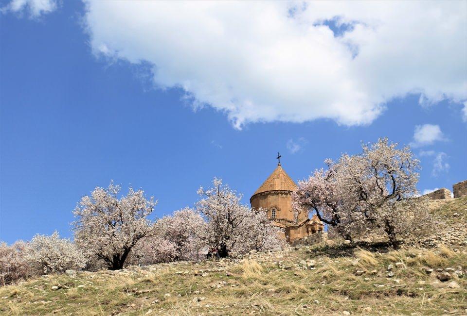 <p>"Adamızdaki güzelliğin ve eşsiz manzaranın tadını çıkarmak isteyenler gelmeye başladı. Herkesi bu güzelliği görmeye bekliyoruz. Adamızda güzel bir renk cümbüşü var. </p>
